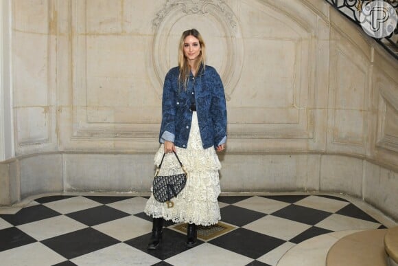 Tendência oversized é hit da temporada! Charlotte Groeneveld com jaqueta jeans no desfile de Christian Dior Haute Couture Spring Summer 2019, na Paris Fashion Week
