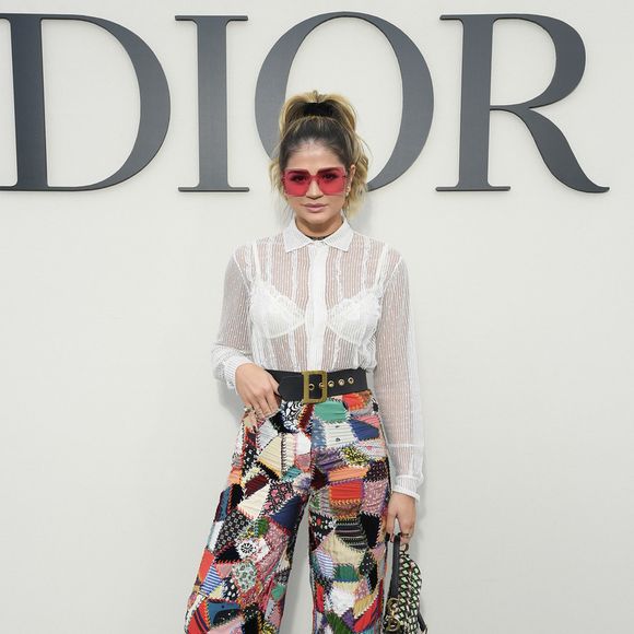 Thássia Naves apostou na calça pantalona de Patchwork e cintura alta no desfile da Dior, em Paris