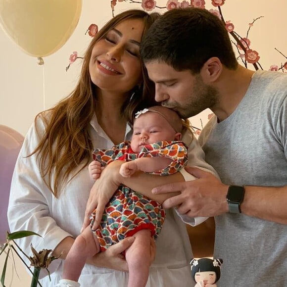 Sabrina Sato saiu de casa para se preparar para o Carnaval e Duda Nagle cuidou da filha do casal, Zoe