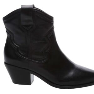 A ankle boot Western preta da Arezzo, usada por Sasha na campanha, custa R$419,90