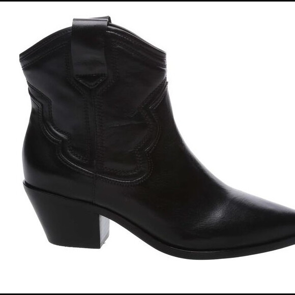 A ankle boot Western preta da Arezzo, usada por Sasha na campanha, custa R$419,90