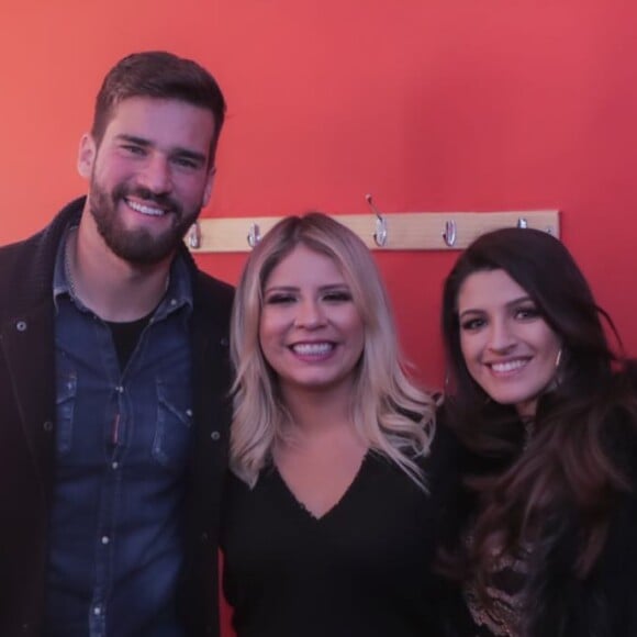 Marilia Mendonça recebeu o goleiro da seleção Alisson Becker e sua a mulher, Nathalia Becker, no camarim