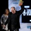 Ney Matogrosso levanta troféu vencido na categoria Melhor Cantor pelo Júri Oficial no 3º Prêmio Contigo! MPB FM de Música