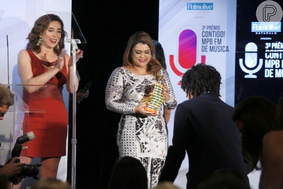 Preta Gil apresenta categoria e entrega troféu a Djavan na categoria Melhor Cantor pelo voto popular no 3º Prêmio Contigo! MPB FM de Música, em 22 de setembro de 2014