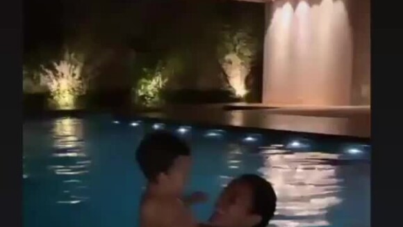 Bruna Marquezine brincou com a filha de Leticia Almeida em piscina no Rio de Janeiro neste sábado, 2 de fevereiro de 2019