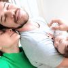 José Loreto fez a filha, Bella, de 9 meses, dormir em seu colo neste domingo, 3 de fevereiro de 2019, ao som da música 'De Janeiro a Janeiro'