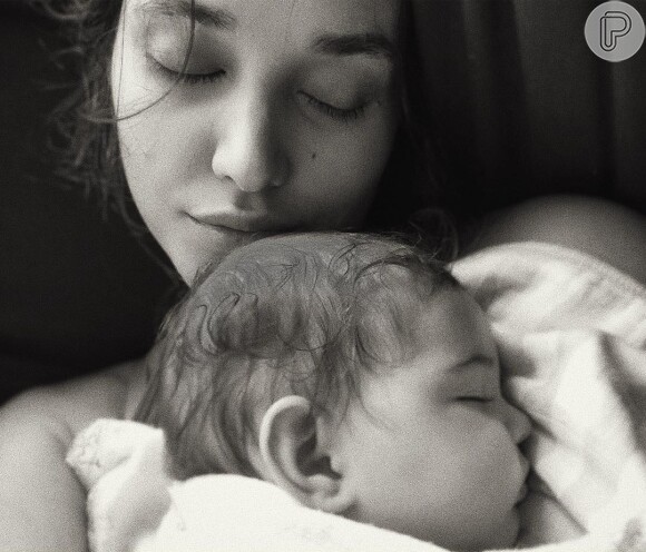 Débora Nascimento ficou 16 horas em trabalho de parto, mas Bella acabou nascendo através de uma cesárea