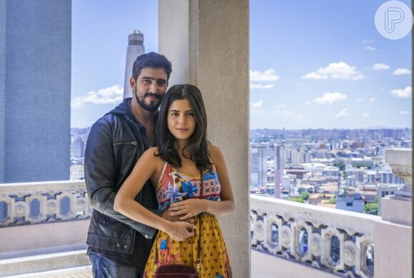Jamil (Renato Góes) e Laila (Julia Dalavia) se encontram no Edifício Martinelli, em São Paulo, em cenas gravadas para a próxima novela das seis, 'Órfãos da Terra'