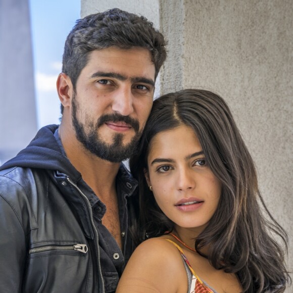 Jamil (Renato Góes) e Laila (Julia Dalavia) se encontram no Brasil depois que a jovem fugir do casamento comprado pelo sheik Aziz Abdallah (Herson Capri), na novela 'Órfãos da Terra'