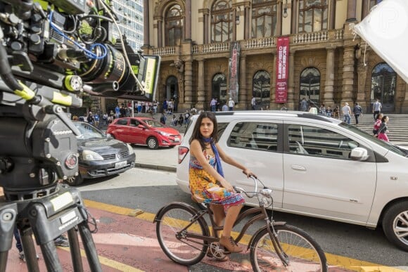 Julia Dalavia grava as primeiras cenas como Laila pelas ruas de São Paulo para próxima novela das seis, 'Órfãos da Terra', prevista para estrear em março de 2019