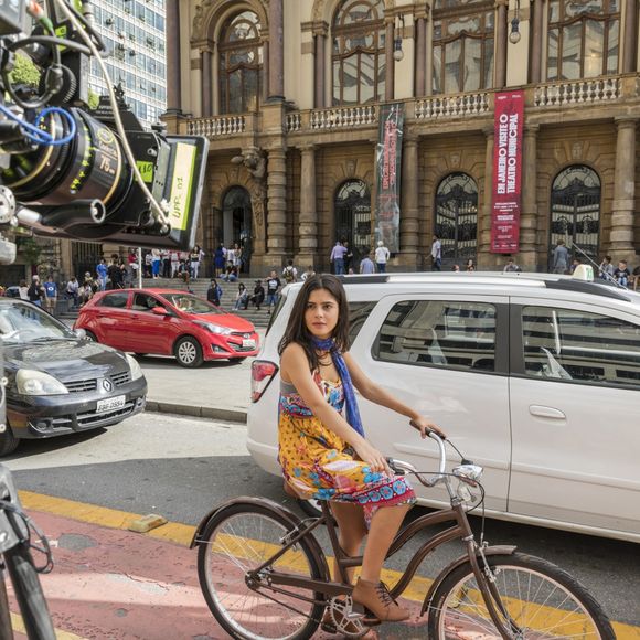 Julia Dalavia grava as primeiras cenas como Laila pelas ruas de São Paulo para próxima novela das seis, 'Órfãos da Terra', prevista para estrear em março de 2019