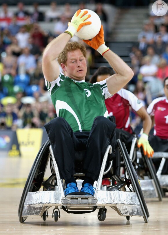 Príncipe Harry joga rugby em cadeira de rodas, durante o Invictus Games, na Inglaterra