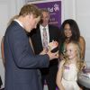 Príncipe Harry conversa com menina durante evento da instituição britânica WellChild Awards