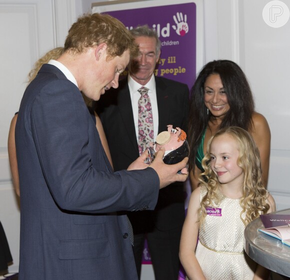 Príncipe Harry conversa com menina durante evento da instituição britânica WellChild Awards