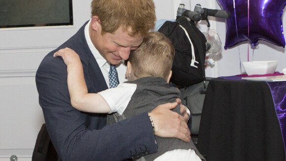 Príncipe Harry conquista crianças em premiação da WellChild Awards, em Londres