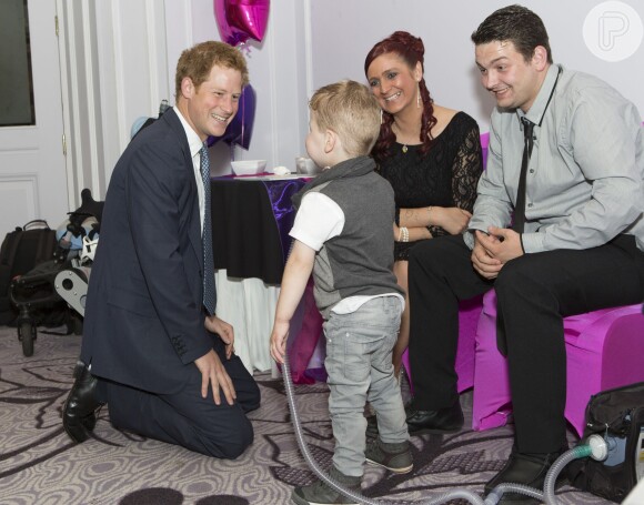 Dentre os pacientes, o príncipe Harry deu atenção especial ao menino Carson Hartley, de quatro anos