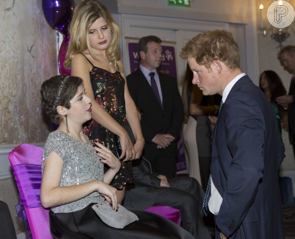 Príncipe Harry interage com crianças em evento
