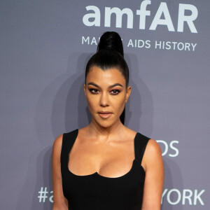 Kourtney Kardashian dispensou acessórios e apostou em rabo de cavalo superalto e maquiagem tom terroso