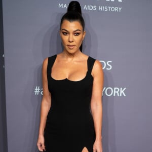 Kourtney Kardashian usou vestido de seda da grife Versace