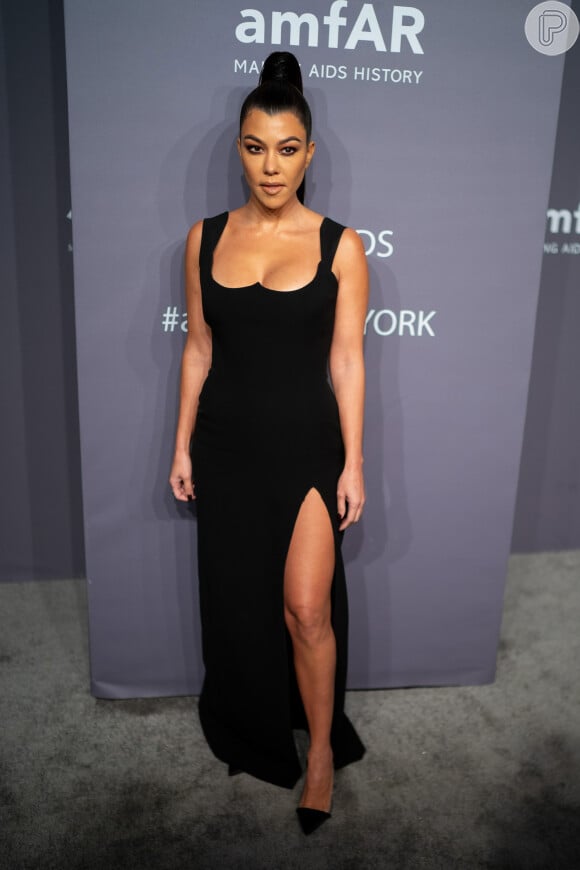 Kourtney Kardashian usou vestido de seda da grife Versace
