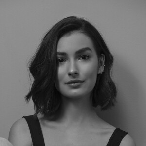 A hairstylist de Marina Moschen contou que a atriz faz escova para a novela, mas na vida real, aproveita o ondulado dos fios