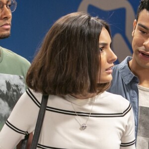 Na novela 'Verão 90', Marina Moschen faz escova no corte chanel para viver a personagem Larissa