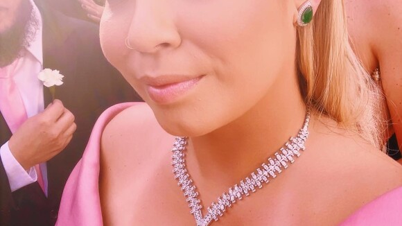 Madrinha luxuosa! Marília Mendonça usa R$ 900 mil em joias em casamento de amigo