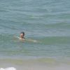Bianca Rinaldi curtiu o sol desta quarta-feira, 24 de setembro de 2014, na praia da Barra da Tijuca, na Zona Oeste do Rio de Janeiro. Só de biquíni, a atriz relaxou na água do mar e esbanjou boa forma