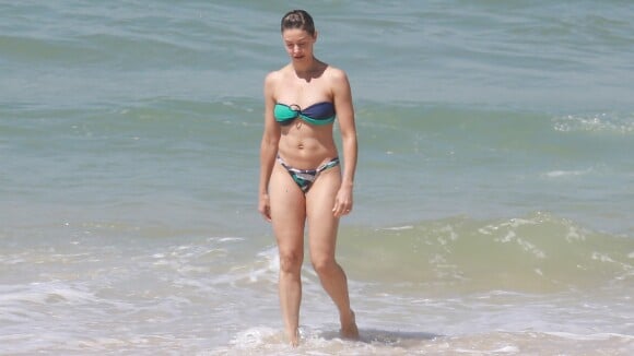 Bianca Rinaldi toma banho de mar de biquíni e mostra boa forma em praia carioca