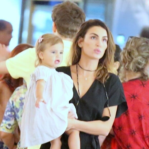 Mel Fronckowiak e a filha, Nina, foram ao teatro em shopping da Gávea, Zona Sul do Rio, neste domingo, 10 de fevereiro de 2019