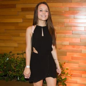 Larissa Manoela combina minivestido com bolsa de grife para ir à estreia do filme 'Sai de Baixo'