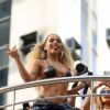 Anitta animando o público no Bloco das Poderosas do Carnaval de 2018