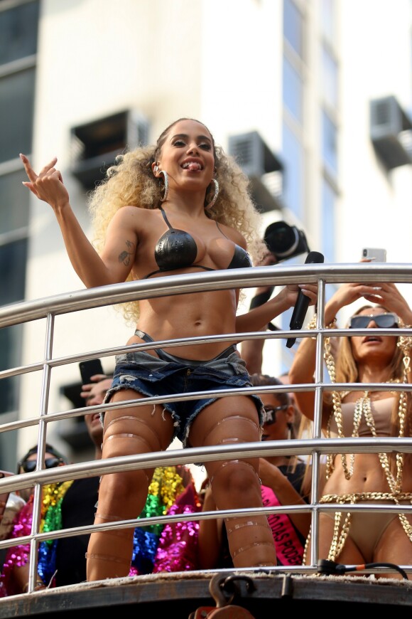 Anitta animando o público no Bloco das Poderosas do Carnaval de 2018