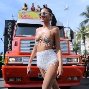 Bruna Marquezine foi considerada a protagonista do Carnaval 2018 pela imprensa internacional ao ousar em look no Bloco da Favorita, no Rio de Janeiro