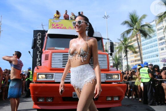 Bruna Marquezine foi considerada a protagonista do Carnaval 2018 pela imprensa internacional ao ousar em look no Bloco da Favorita, no Rio de Janeiro