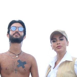 Cacau Protásio posa ao lado de André Nicolau e Anitta antes do Bloco das Poderosas do Carnaval de 2018


