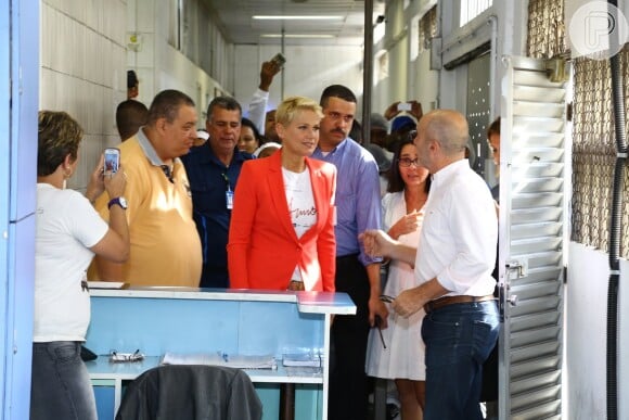 Xuxa chega ao Hemorio, no Centro do Rio de Janeiro, para doar sangue
