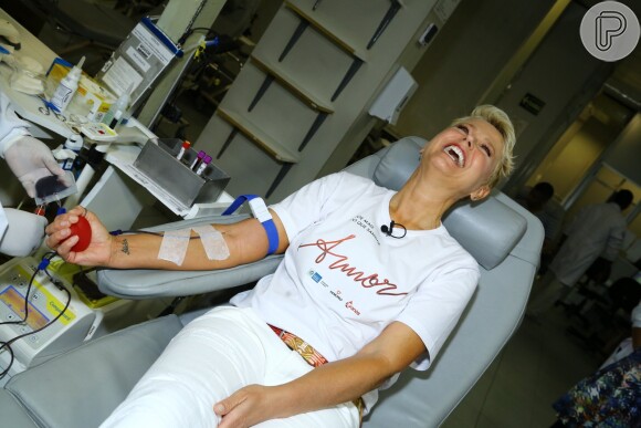 Xuxa se diverte ao doar sangue no Hemorio, no Centro do Rio de Janeiro