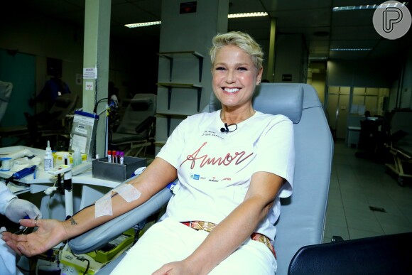 Xuxa doa sangue no Hemorio, no Centro do Rio de Janeiro, nesta quarta-feira, 24 de setembro de 2014