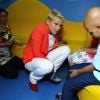 Xuxa visita crianças com câncer em hospital no Rio de Janeiro