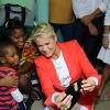 Xuxa brinca com crianças, pacientes de câncer,  após doar sangue no Hemorio