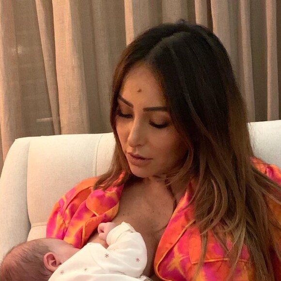 Sabrina Sato relatou indisposição pelo apetite gigante da filha, Zoe, de 2 meses: 'Até me sinto meio fraca'