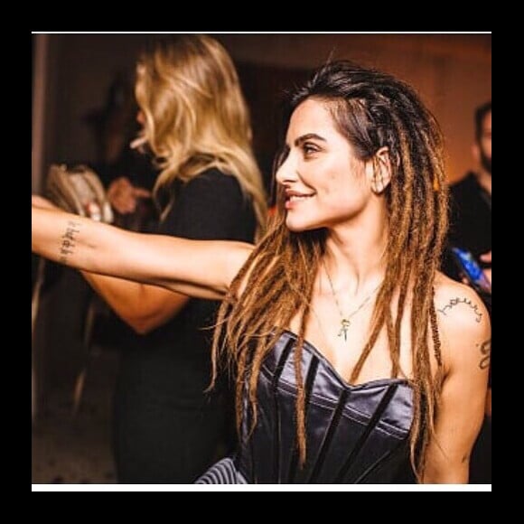 Durante a série, os dreads tiveram a ponta um pouco mais descoloridas e ficaram mais próximos à raíz do cabelo