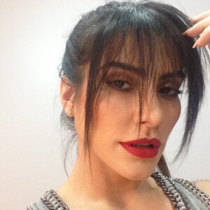 Em 2016, a atriz Cleo inovou com uma franja desfiada supermoderna. Quem curtiu o visual?