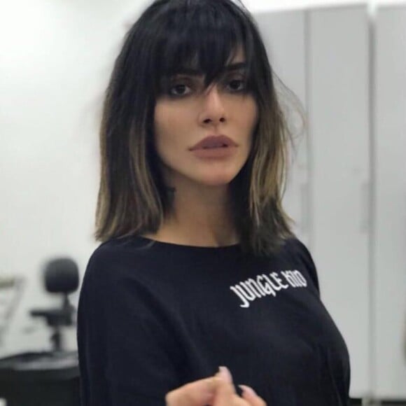 Em abril de 2018, Cleo cortou o cabelo acima dos ombros e fez uma franja repicada. A transformação era para a personagem Betina na novela 'O Tempo Não Para'