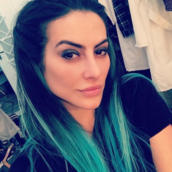 Ainda em 2016, a atriz ficou pouco tempo com o cabelo colorido em mechas azuladas. Mas o visual ficou diferentão e agradou muita gente. Cleo adora surpreender!