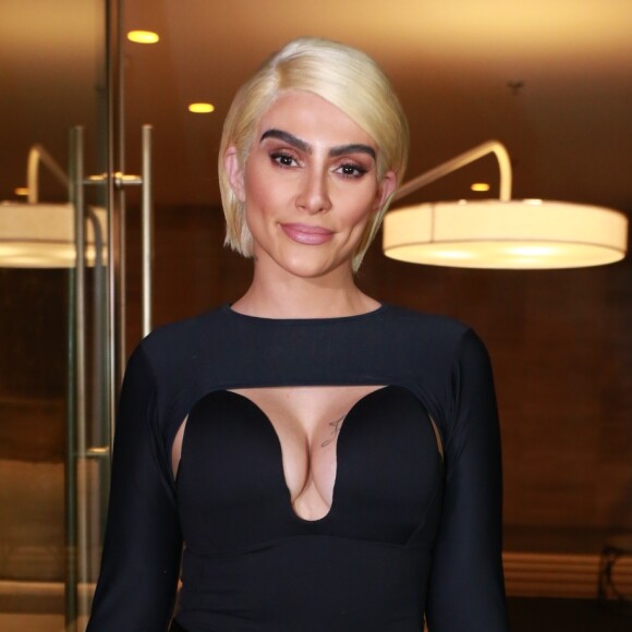 A atriz Cleo apareceu assim para seu aniversário de 36 anos: loiraça! Ok, ela recorreu a um lace para surpreender mesmo. E ficou bem diferente, né?