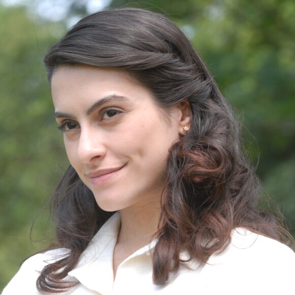 Em 2008, Cleo apareceu com o cabelo curto, na altura dos ombros, para atuar em 'Ciranda de Pedra'. O corte poderia ser o nosso long bob de hoje em dia. O que acham?