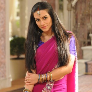 Em 2009, Cleo protagonizou a personagem Surya, vilã na novela 'Caminho das Índias'. Na trama de Gloria Perez, Cleo voltou a ter o cabelo na cor mais natural e bem longo