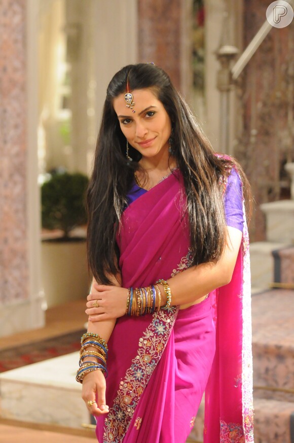 Em 2009, Cleo protagonizou a personagem Surya, vilã na novela 'Caminho das Índias'. Na trama de Gloria Perez, Cleo voltou a ter o cabelo na cor mais natural e bem longo